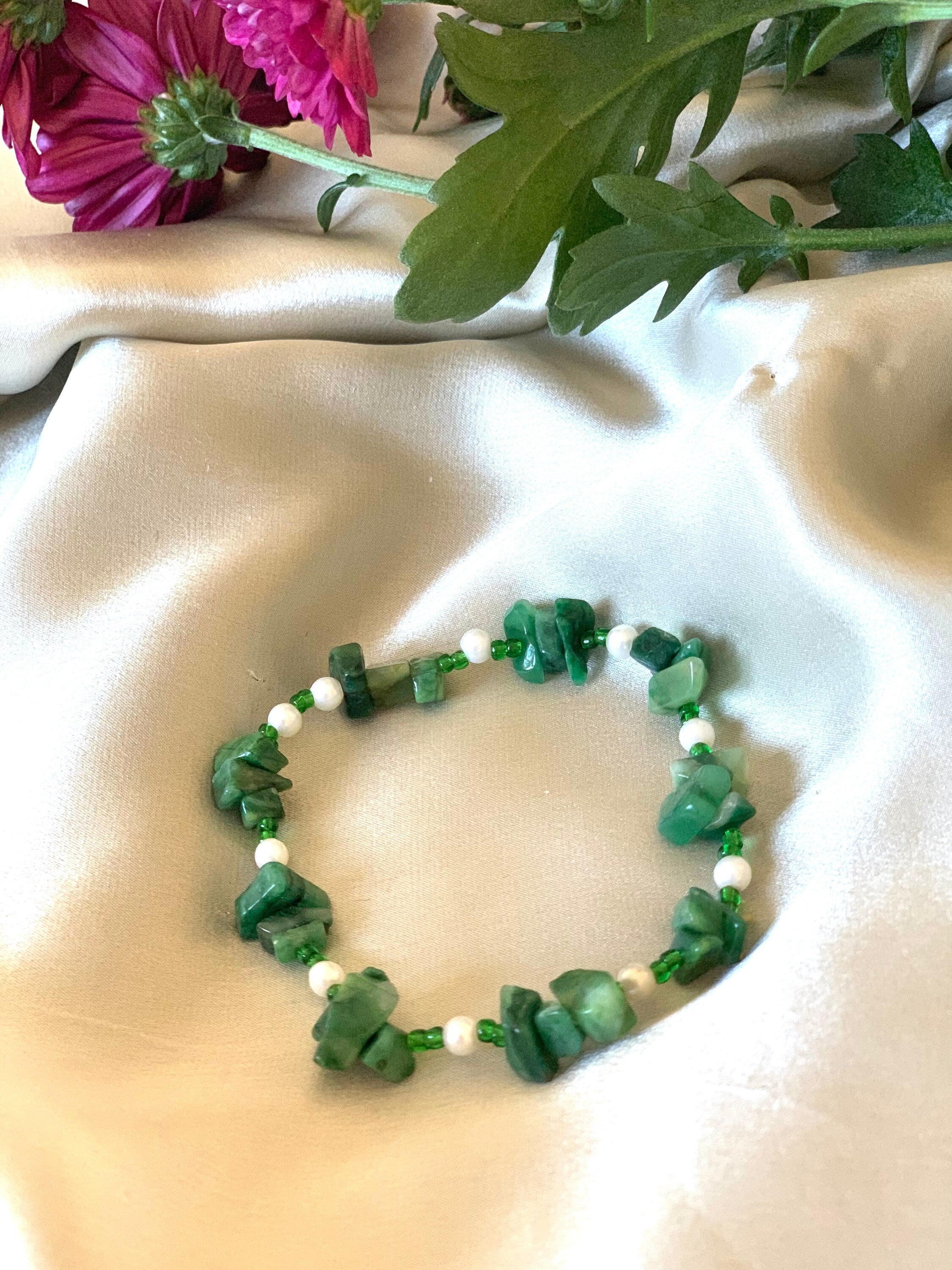 Natural Diopside chip beads and tiny pearls elasticated vintage bracelet for a woman. Bright green gemstone bracelet for her. Gift for women