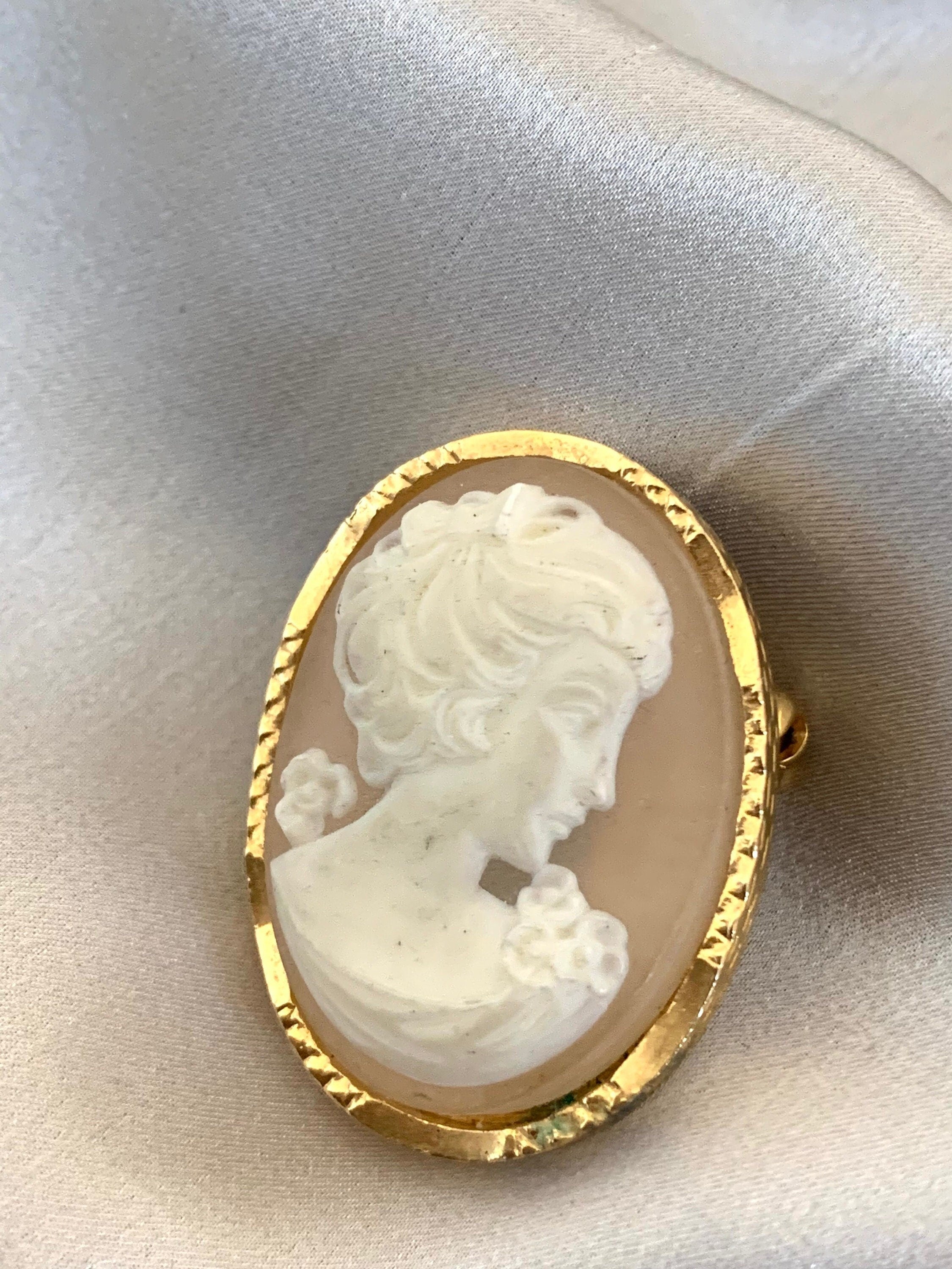 Quality vintage cameo brooch in a gold tone settings. Lovely vintage gift for women. Beige cameo brooch. Vintage 80s brooch