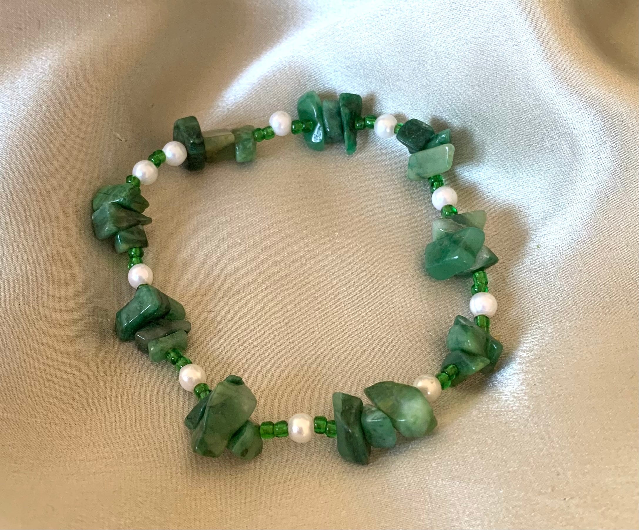 Natural Diopside chip beads and tiny pearls elasticated vintage bracelet for a woman. Bright green gemstone bracelet for her. Gift for women