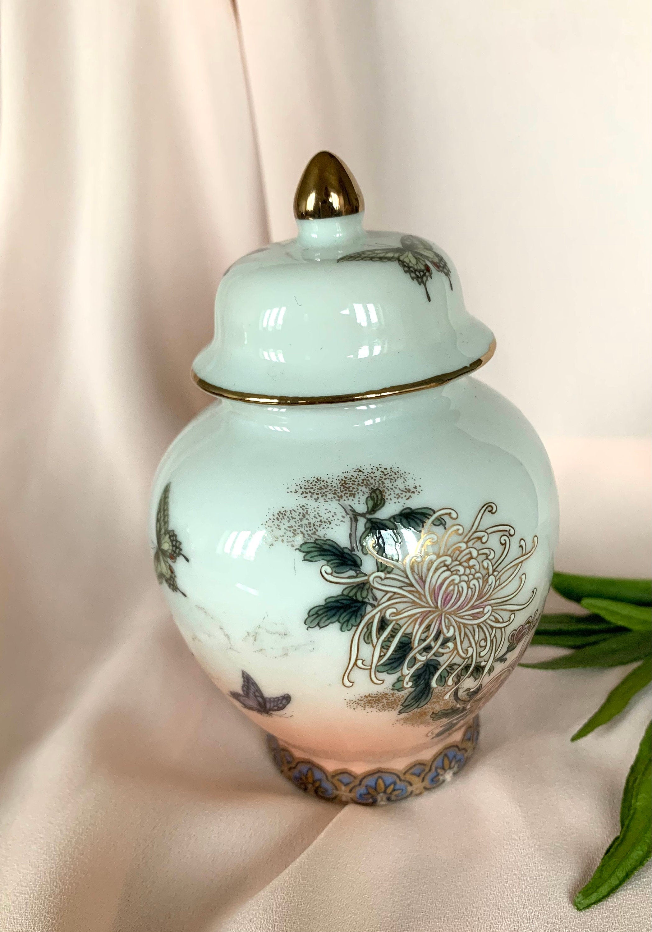 Absolutely gorgeous small pink, beige and gold Japanese pot with a lid painted with Chrysanthemum flowers and butterflies, signed.