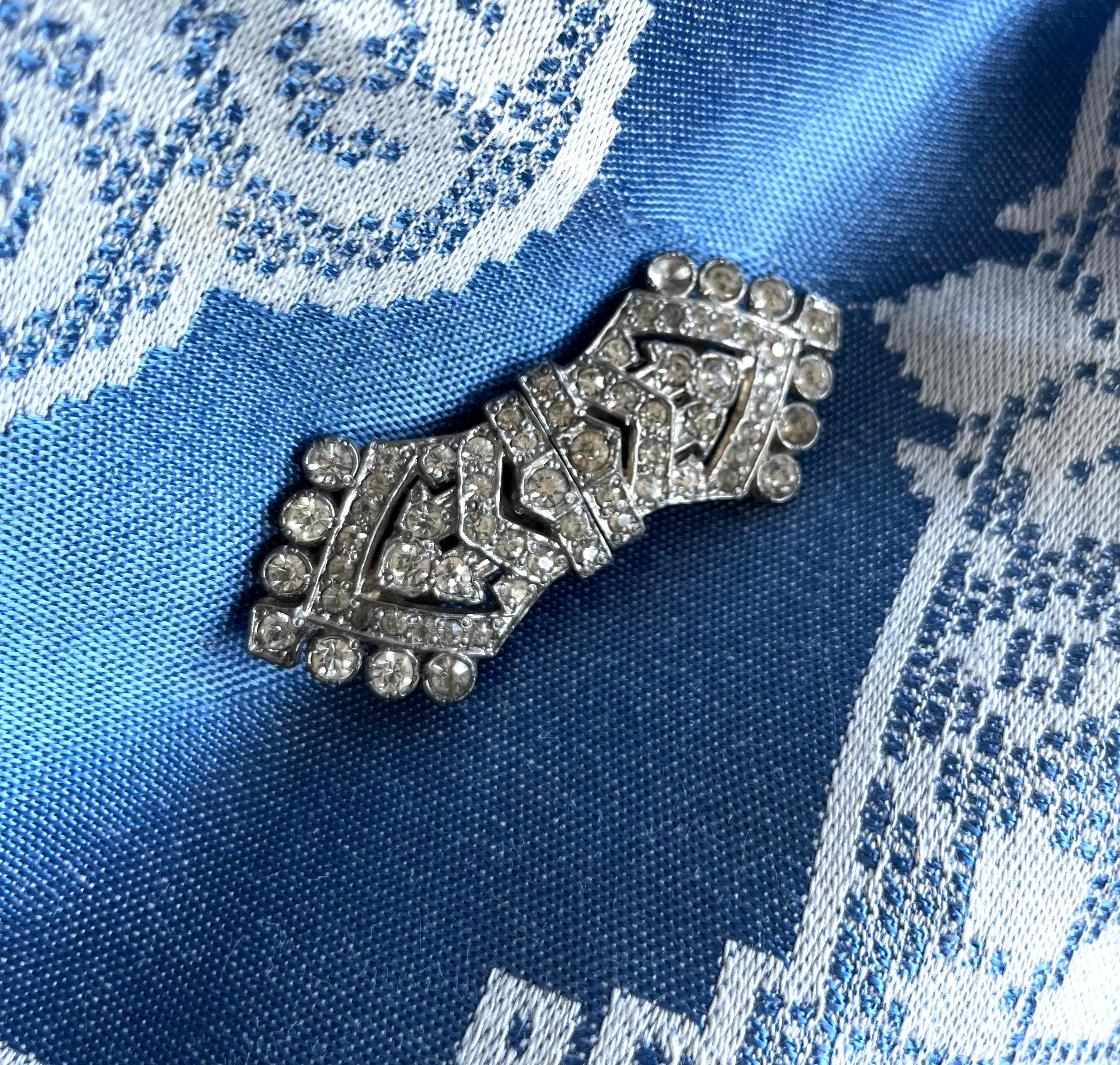 Vintage 60s brooch in a buckle shape made of silver metal and diamantes. Buckle brooch for her or him. Gift unisex