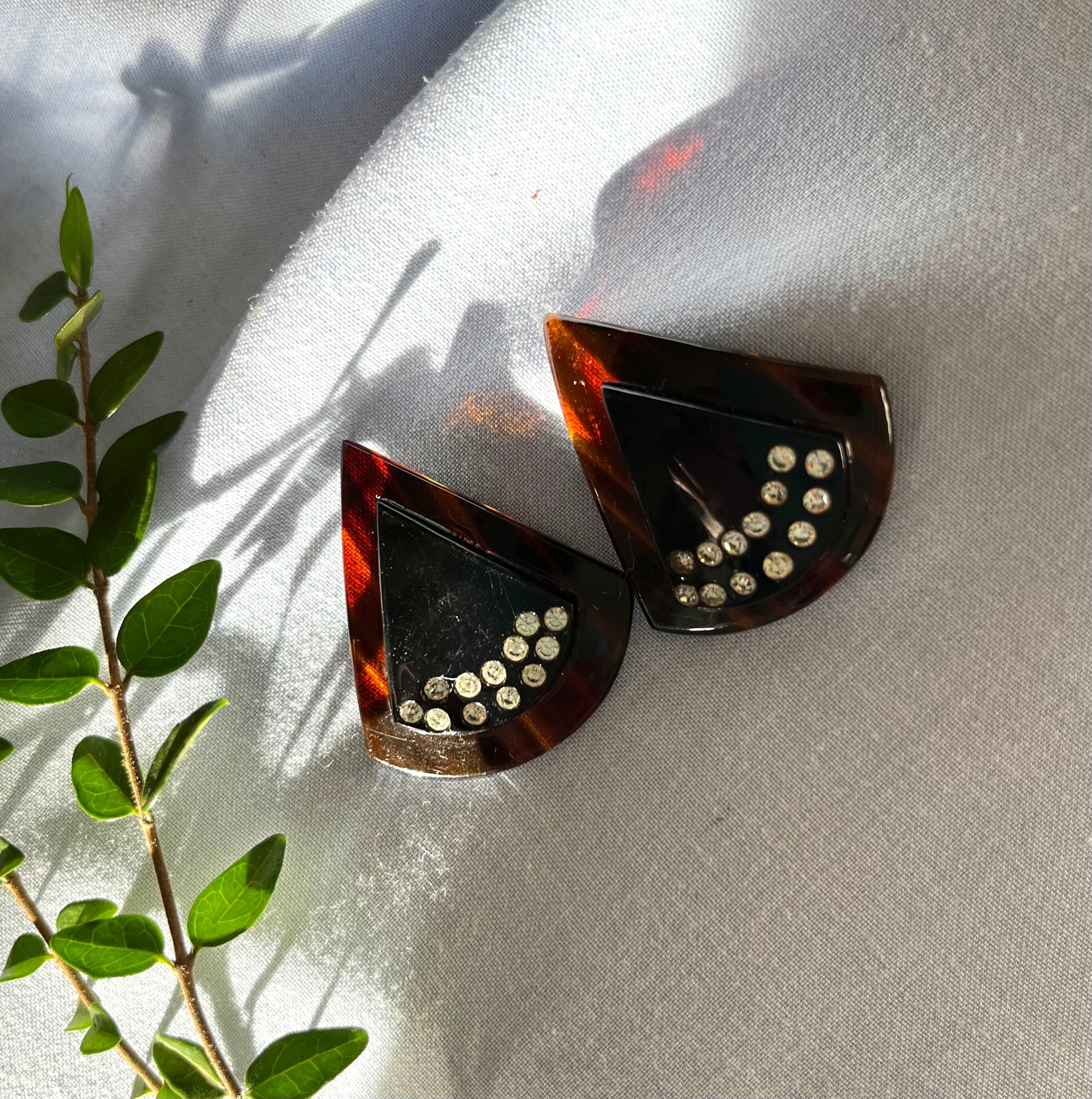 Bakelite vintage 60s triangle clip on earrings decorated with rhinestones. Beautiful vintage clip on earrings for a woman. Gift for her