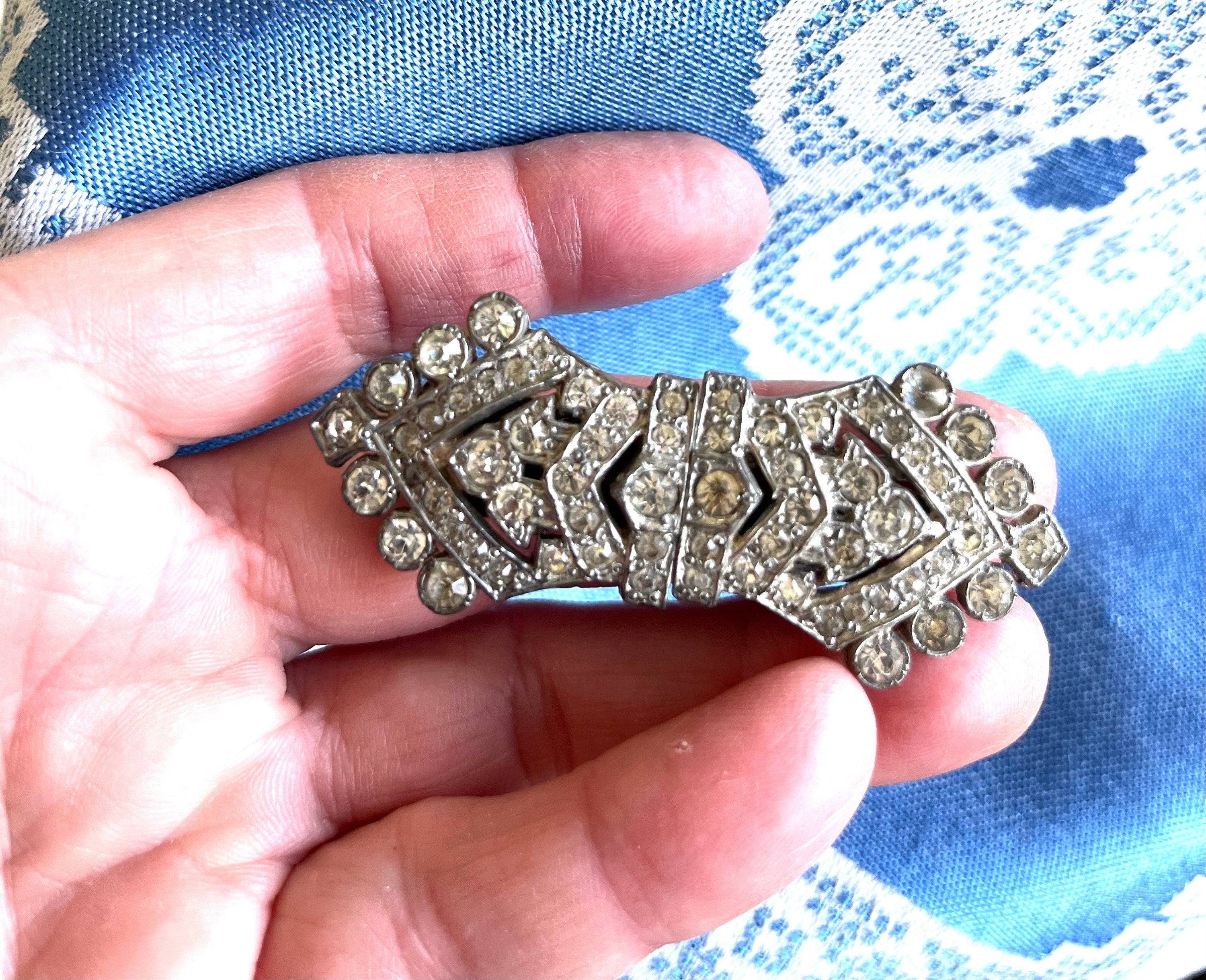 Vintage 60s brooch in a buckle shape made of silver metal and diamantes. Buckle brooch for her or him. Gift unisex