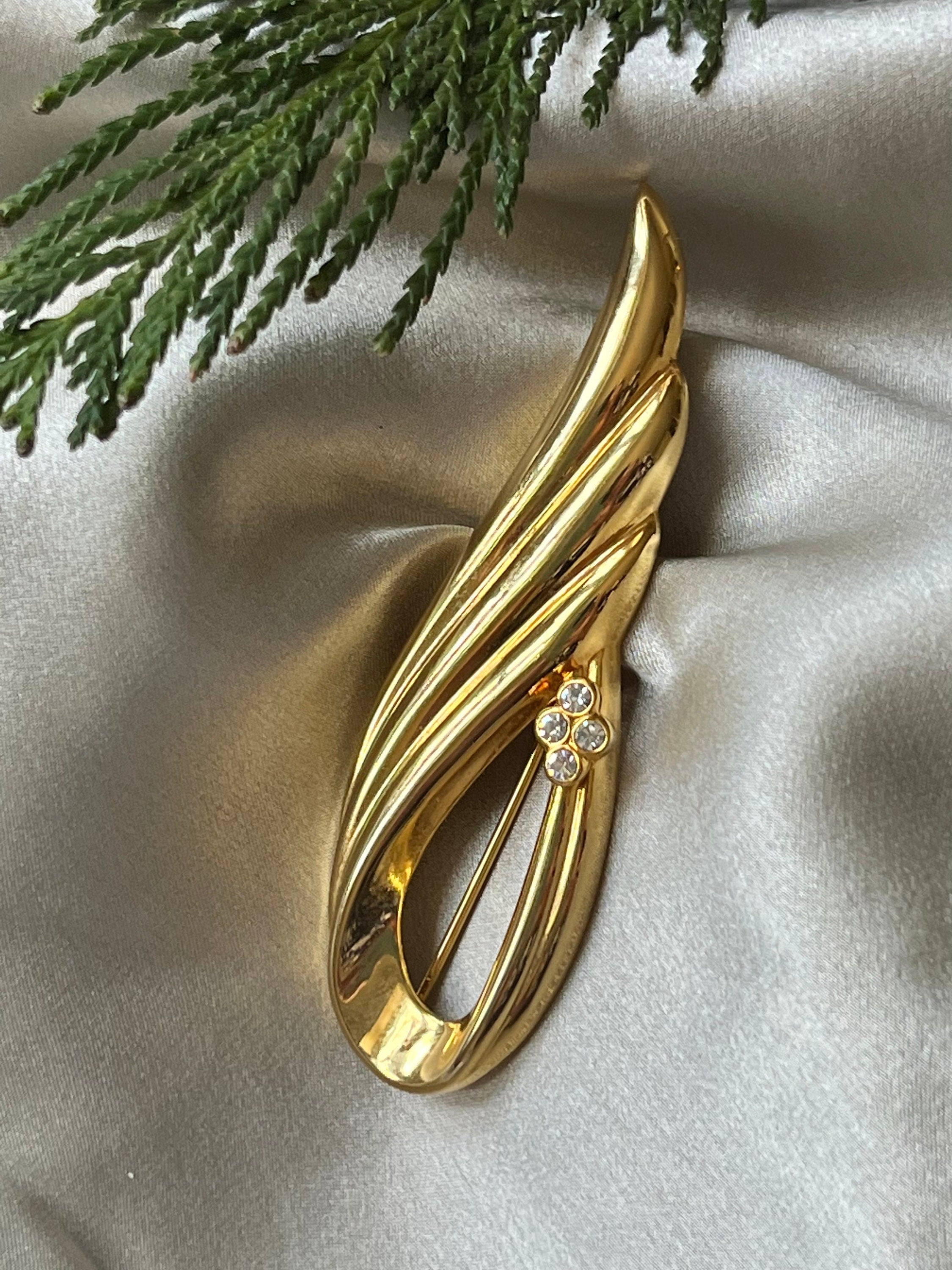 Angel wing gold metal and diamante brooch. Vintage 80s gold tone brooch. Lovely vintage brooch for a woman. Gift for her. Bridal brooch.