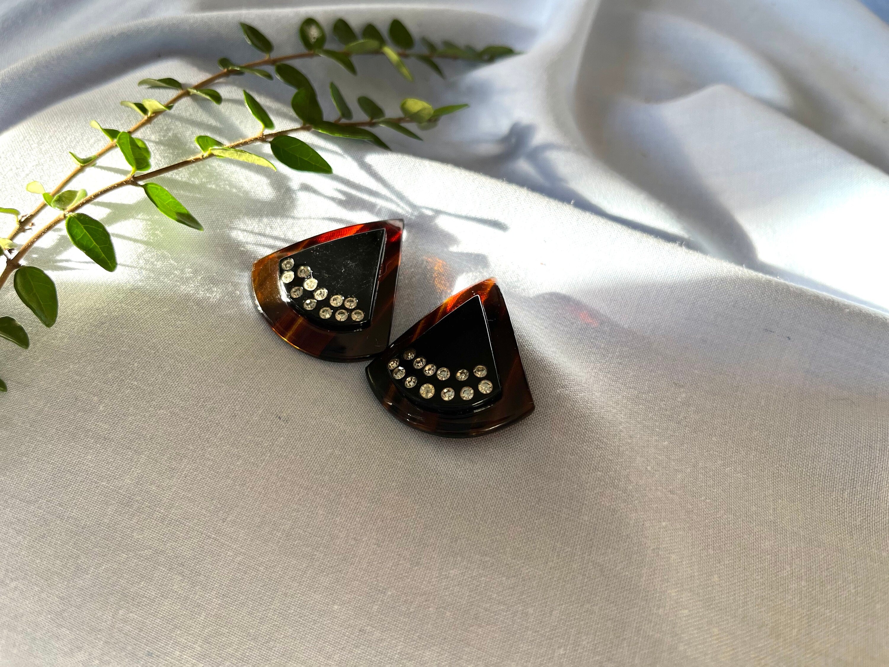 Bakelite vintage 60s triangle clip on earrings decorated with rhinestones. Beautiful vintage clip on earrings for a woman. Gift for her