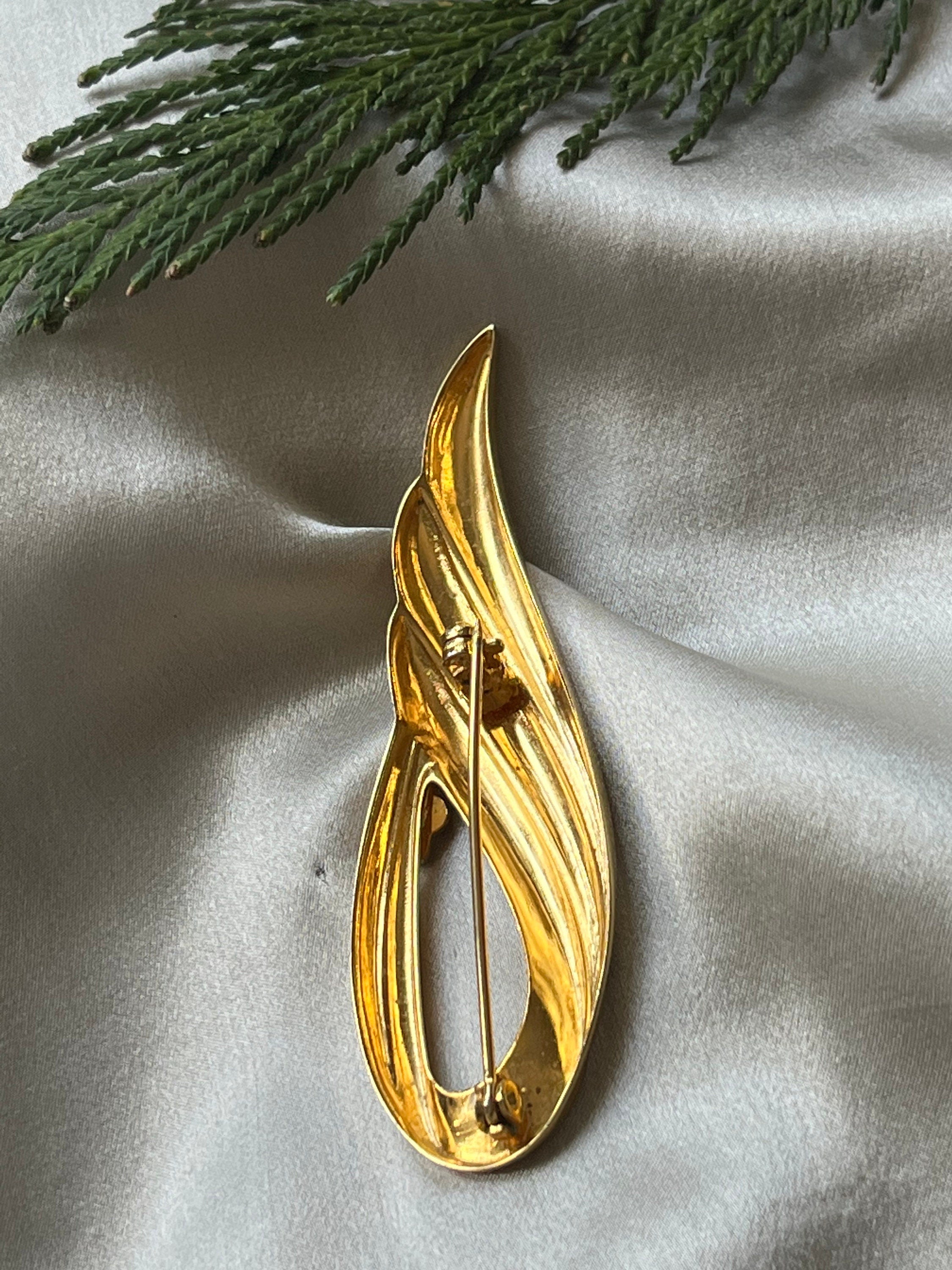 Angel wing gold metal and diamante brooch. Vintage 80s gold tone brooch. Lovely vintage brooch for a woman. Gift for her. Bridal brooch.