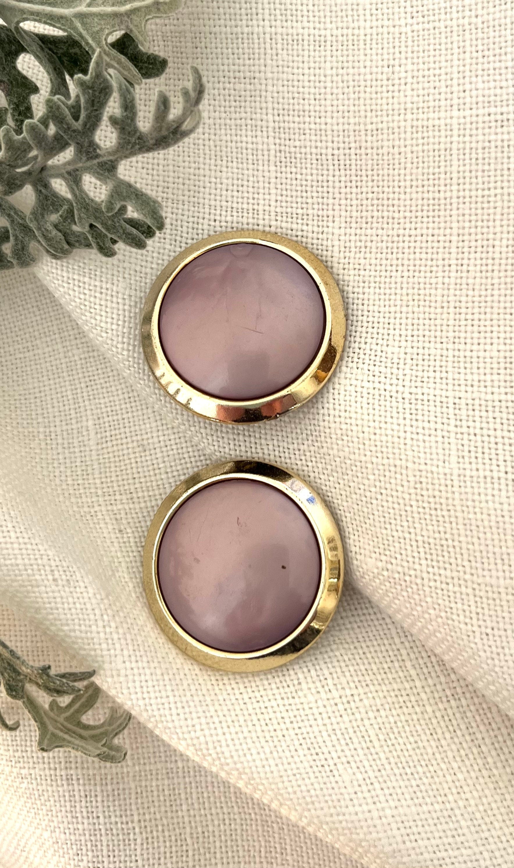 Vintage plastic lavender colour clip on earrings. Purple and silver round earrings. Vintage 60s plastic jewellery. Gift for a woman.