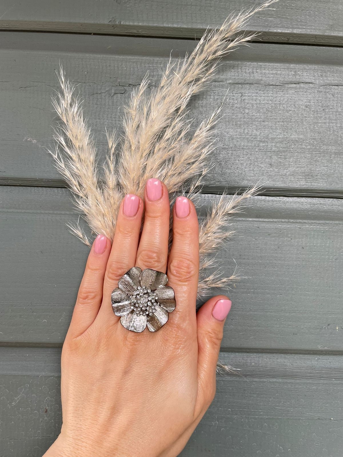 Silver tone metal vintage adjustable ring. Floral ring on elasticated band. Vintage flower ring for a woman. Gift for her.