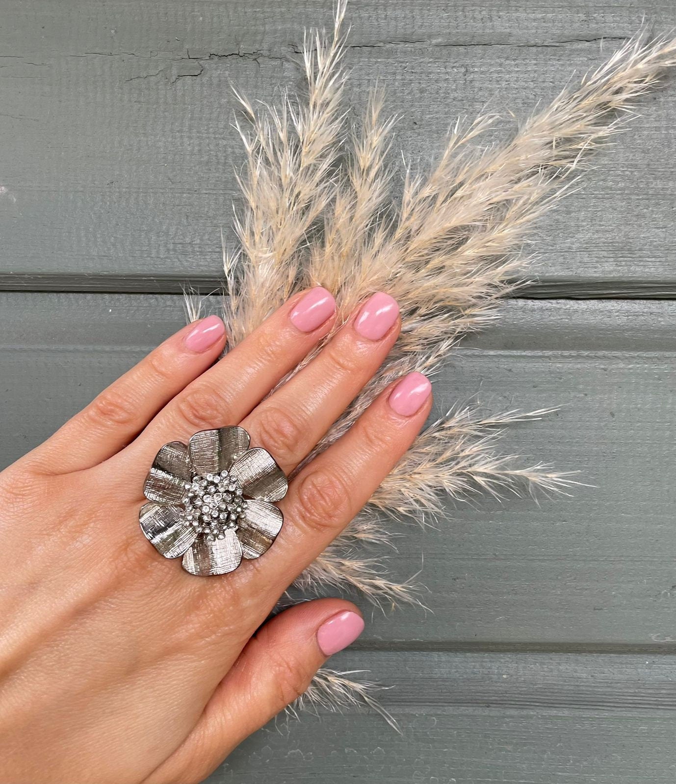 Silver tone metal vintage adjustable ring. Floral ring on elasticated band. Vintage flower ring for a woman. Gift for her.