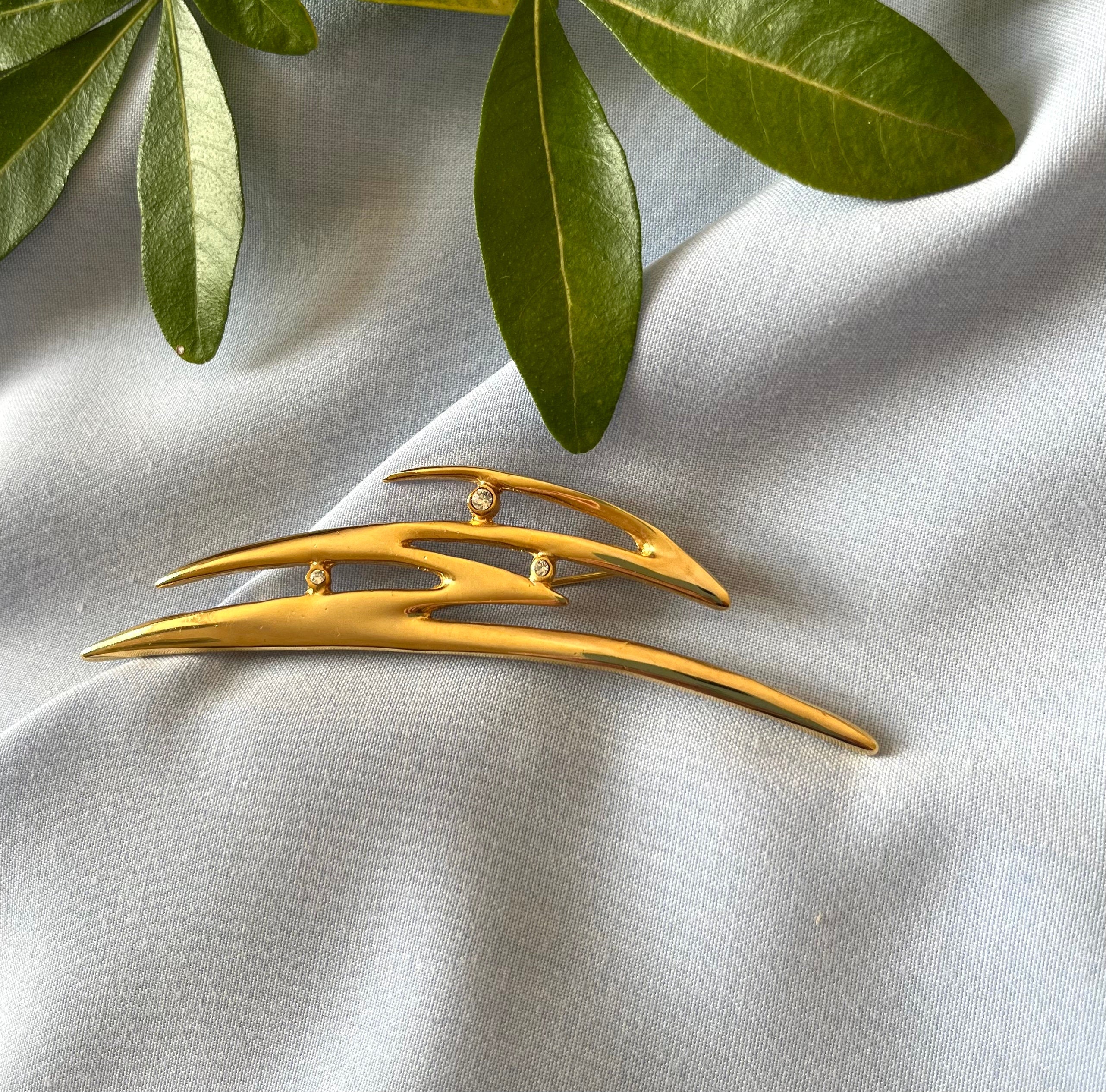 Zigzag gold tone vintage brooch. Diamante brooch unisex. Lovely vintage gift unisex. Gift for her. Quality vintage jewellery