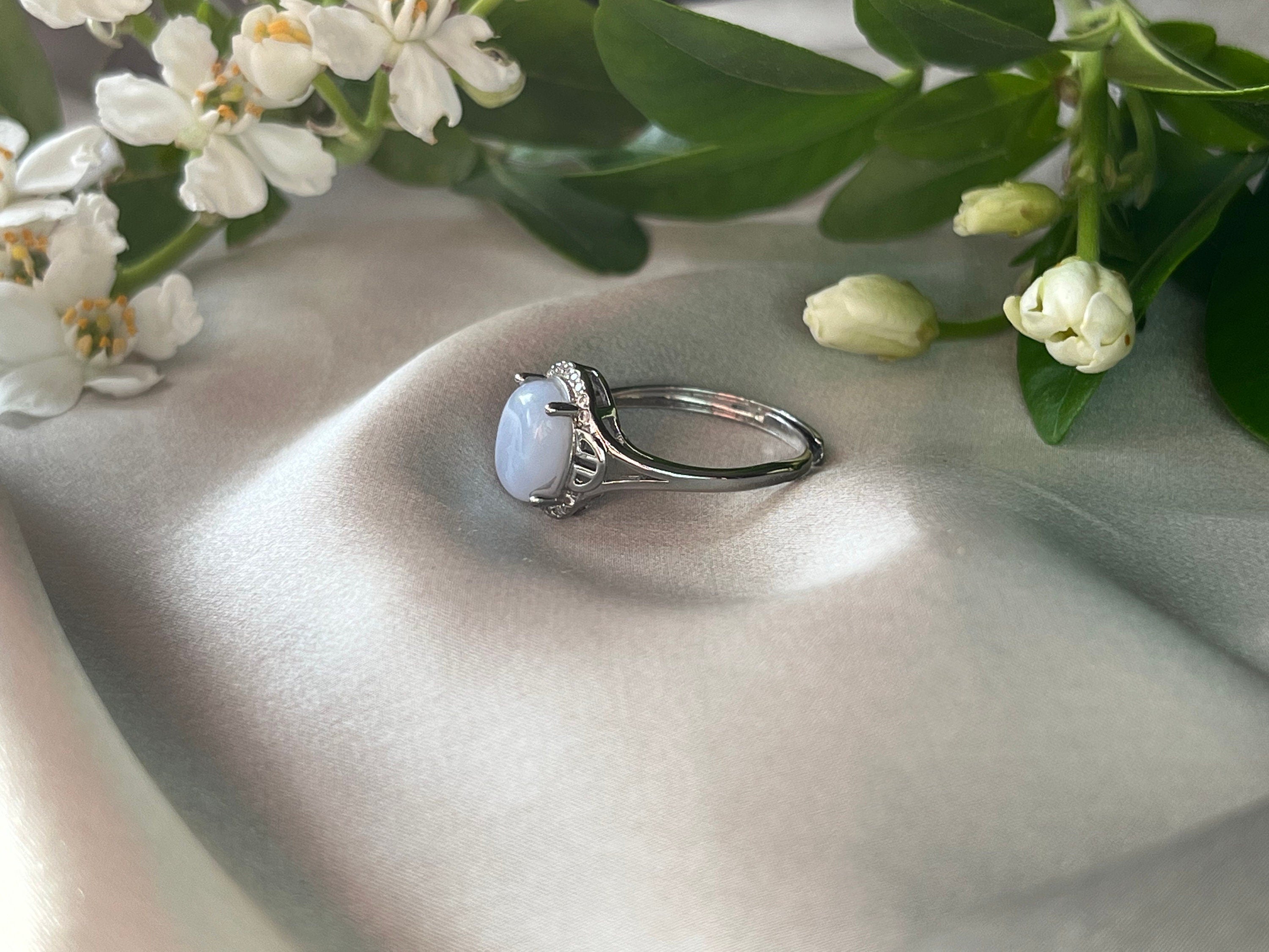 Natural Blue Lace Agate silver plated adjustable vintage ring. Beautiful gemstone statement ring for a woman. Lovely vintage gift for her