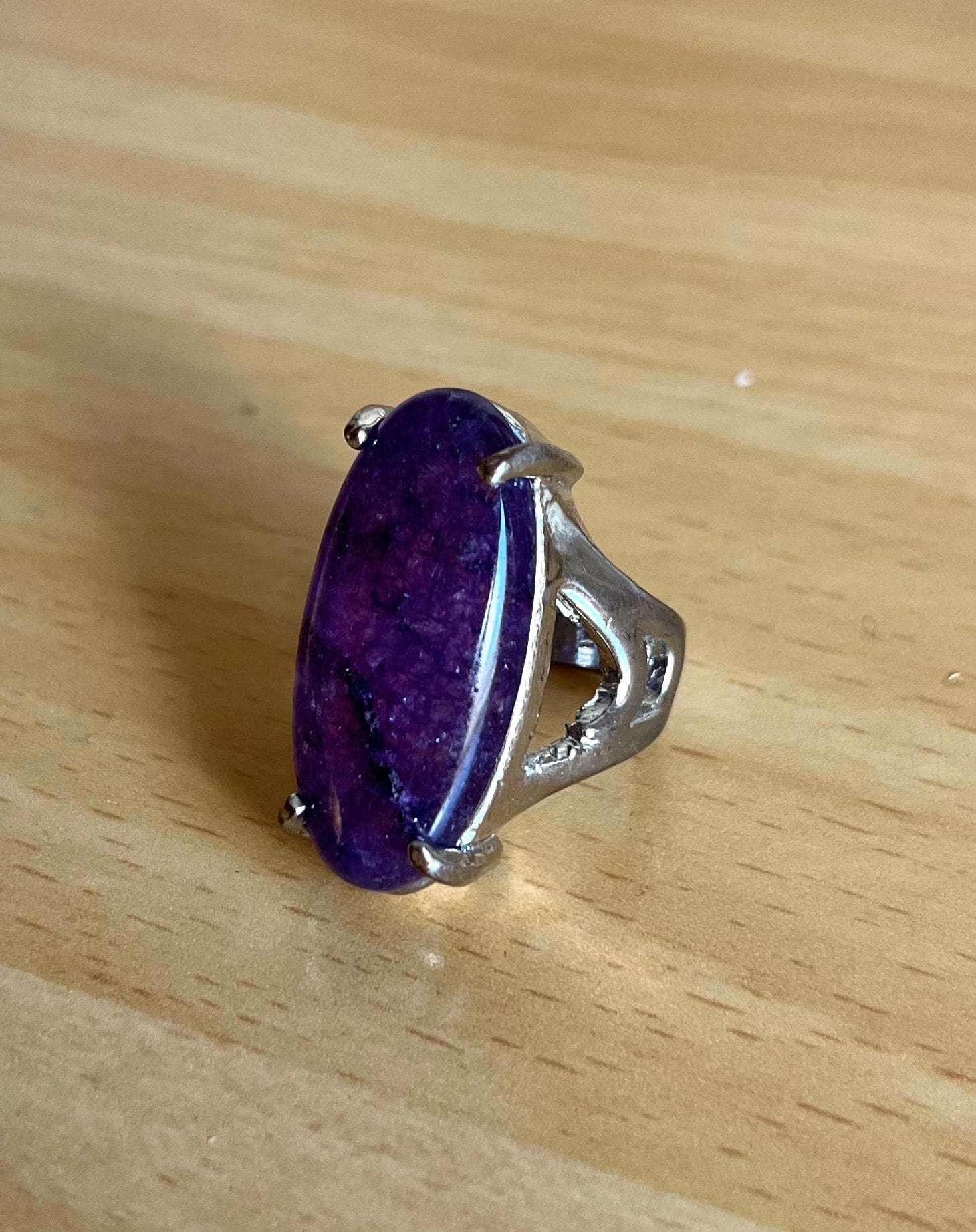 Amethyst oval stone on silver tone settings statement vintage ring. Purple and silver ring for a woman or unisex. Gift for her. Gift unisex