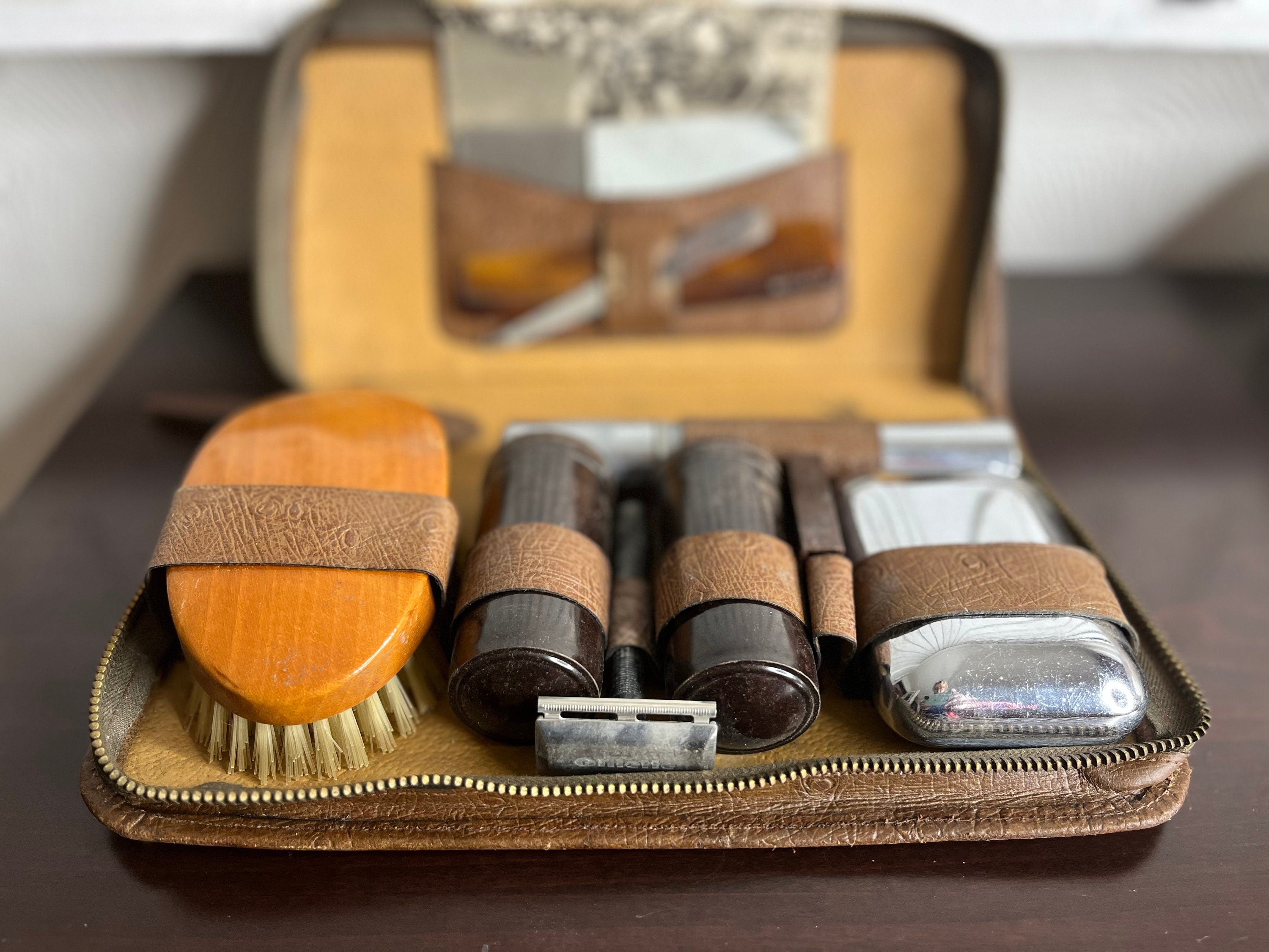 Vintage 50s made in England travelling shaving set in a zipped case. Collectible souvenir. Vintage gift for him. Genuine 50s shaving set.