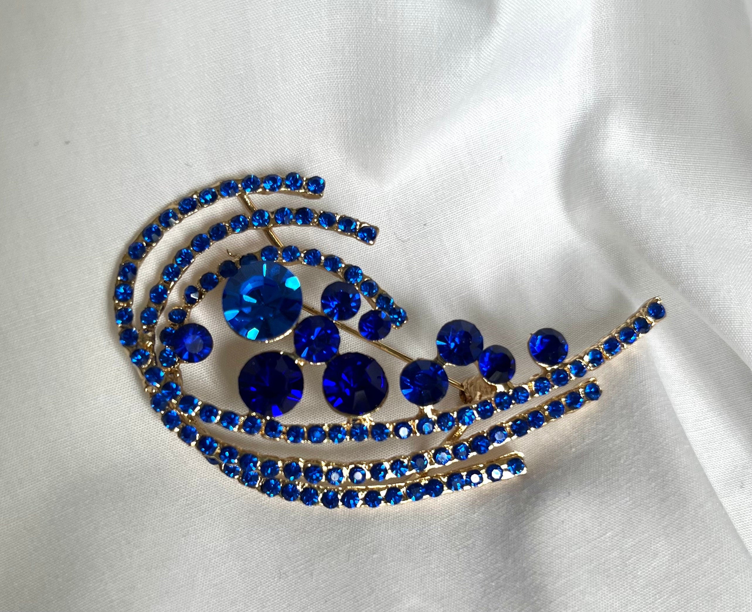 Stunning Signed Thomas Sabo Sapphire Blue Colour Crystals and Gold tone Metal Vintage Brooch. Beautiful brooch for Woman. Gift for her.